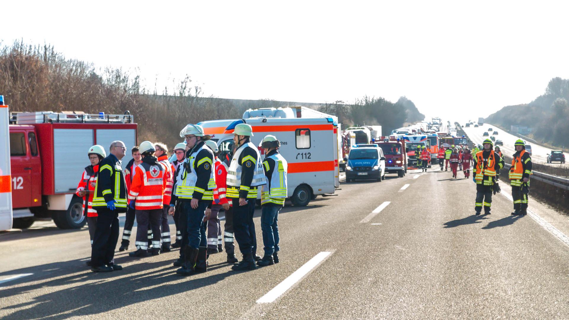  Rettungskräfte an der Unfallstelle auf der A3 Bild © wiesbaden112.de