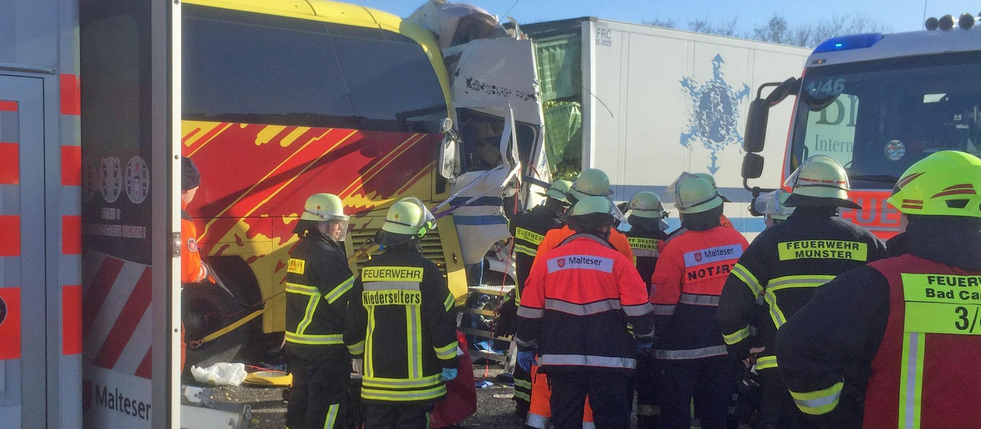  Einsatzkräfte der Feuerwehr am Unfallort auf der A3 Bild © Klaus-Dieter Häring