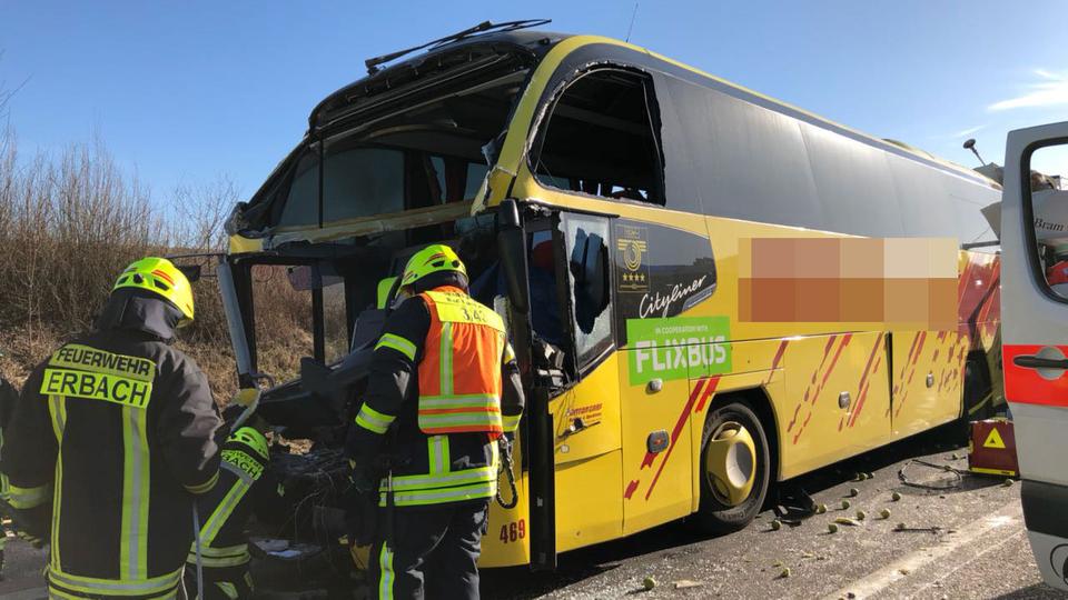  Der Reisebus wurde nach ersten Erkenntnissen von einem Lkw in ein Stauende auf der A3 geschoben. Bild © Wiesbaden112.de