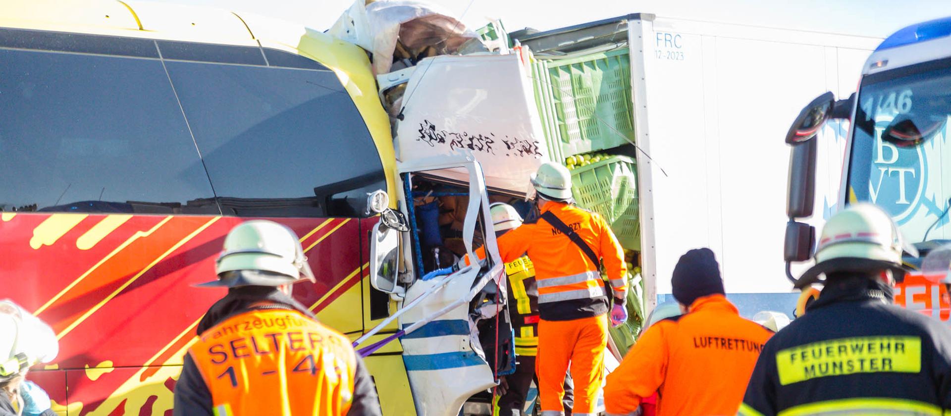 Einsatzkräfte am Unfallort auf der A3 Bild © wiesbaden112