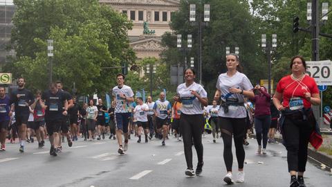 Läuferinnen und Läufer rennen durch Frankfurts Straßen