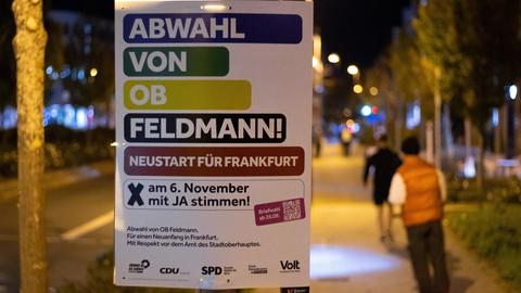 Ein Plakat des Parteienbündnisses, das zur Teilnahme am Bürgerentscheid über die Abwahl von Frankfurts Oberbürgermeister Peter Feldmann auffordern will. 