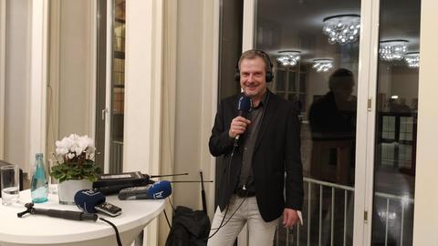 hr-Reporter Frank Angermund im Römer.