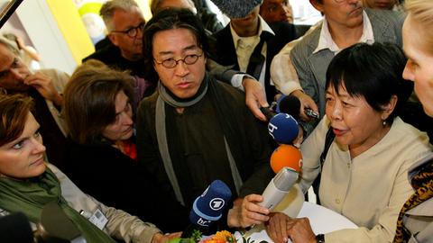 Dai Qing (r.) und Bei Ling beim Symposium in Frankfurt