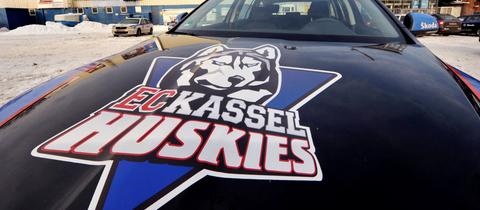 Huskies-Logo auf der Motorhaube eines Autos