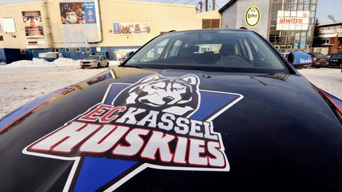 Huskies-Logo auf der Motorhaube eines Autos