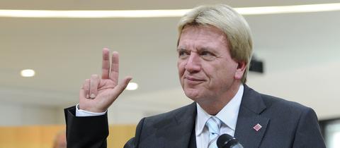 Hessens neuer Ministerpräsident Volker Bouffier (CDU) legt den Amsteid ab.