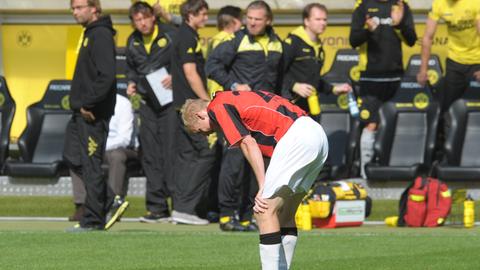 Sebastian Rode steht niedergeschlagen auf dem Platz