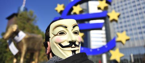 Protestler vor der Euro-Statue in Frankfurt