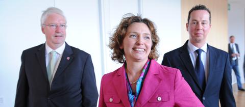 FDP-Chef Jörg-Uwe Hahn (l.) mit den neuen Ministern Nicola Beer und Florian Rentsch