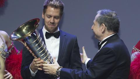 Sebastian Vettel erhält die WM-Trophäe von FIA-Präsident Jean Todt