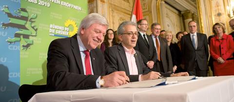Volker Bouffier (CDU) und Tarek Al-Wazir unterzeichnen den Koalitionsvertrag