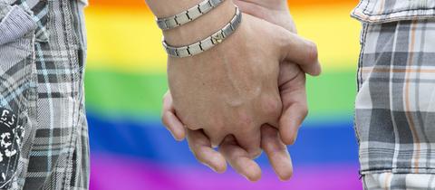 Ein schwules Paar hält Händchen