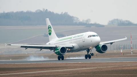 Ein Airbus A 319 der Fluggesellschaft Germania landet am 04.04.2013 auf dem Flughafen Kassel-Calden (Hessen). Nach rund 15 Jahren des Planens, Prüfens und Bauens wird der neue Regionalflughafen eröffnet. 