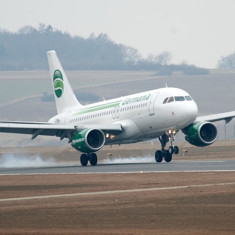 Ein Airbus A 319 der Fluggesellschaft Germania landet am 04.04.2013 auf dem Flughafen Kassel-Calden (Hessen). Nach rund 15 Jahren des Planens, Prüfens und Bauens wird der neue Regionalflughafen eröffnet. 