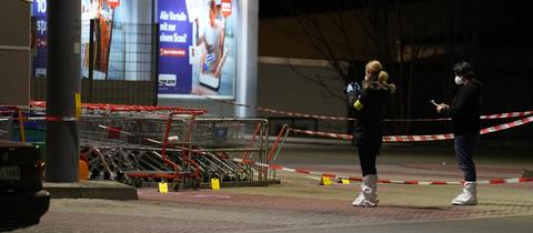 Spurensicherung in Frankfurt vor einem Supermarkt