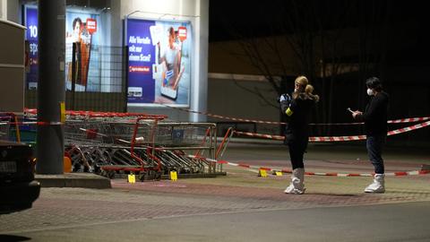 Spurensicherung in Frankfurt vor einem Supermarkt