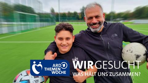 Mustafa Gündar vom Verein Streetbolzer in Kassel mit dem jungen Fußballer Tolga im Nordstadtstadion