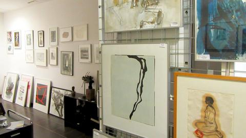 Galeriewand mit vielen Bildern