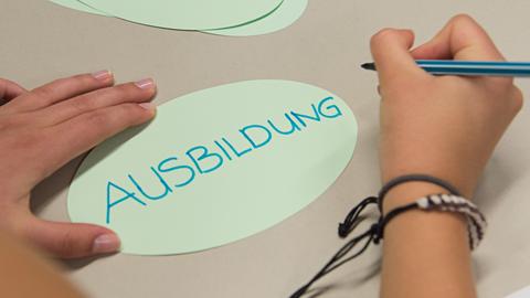 Das Wort Ausbildung wird auf einen Zettel geschrieben.