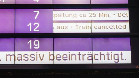 Eine Anzeigetafel mit der Aufschrift "massiv beeinträchtigt" während des Arbeitskampfs der Lokführer am Frankfurter Hauptbahnhof