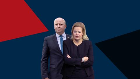 Nancy Faeser und Uwe Becker auf blauer Fläche. Von rechts zeigt ein schwarzes Dreieck mit Spitze auf Faeser. Von links ein rotes Dreieck auf Becker.