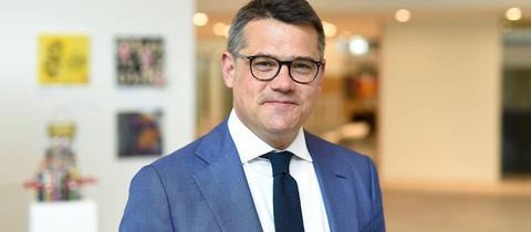 Boris Rhein lächelt in die Kamera.