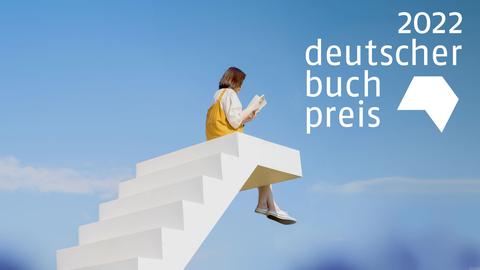 Eine Frau sitzt auf einer in den Wolken endende Treppe und liest