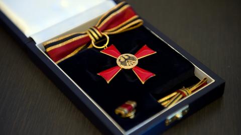 Bundesverdienstkreuz in Schachtel präsentiert