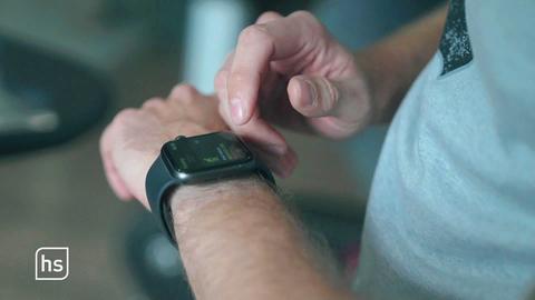 Mann tippt auf Smartwatch.