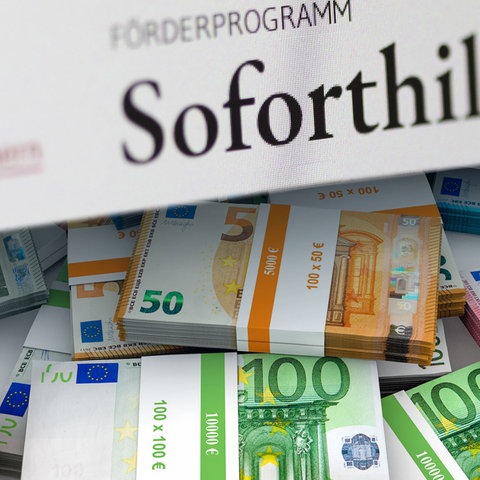 Corona-Soforthilfe Formular mit vielen Geldbündeln