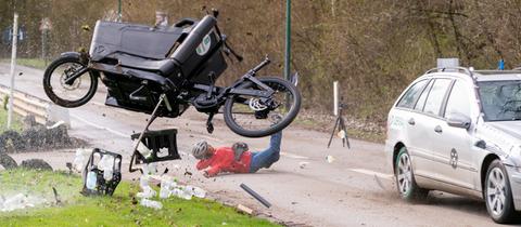 Lastenfahrrad in der Luft nach Aufprall mit Auto.