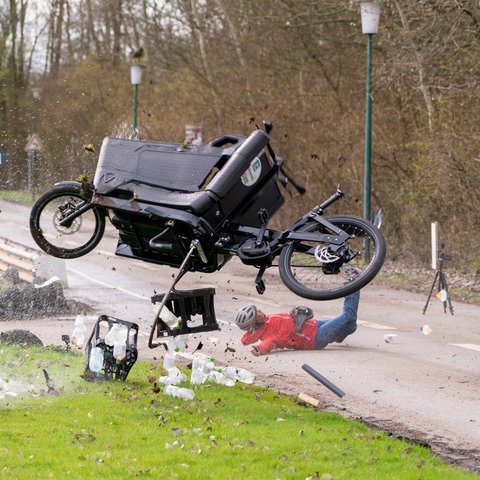 Lastenfahrrad in der Luft nach Aufprall mit Auto.