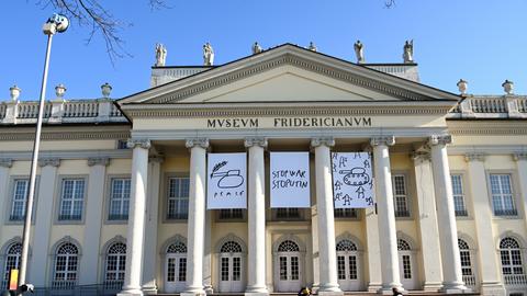 An der Fassade des Fridericianums sind drei Motive mit dem Titel "Anti War Drawings, 2022" des documenta-Künstlers Dan Perjovschi angebracht. 