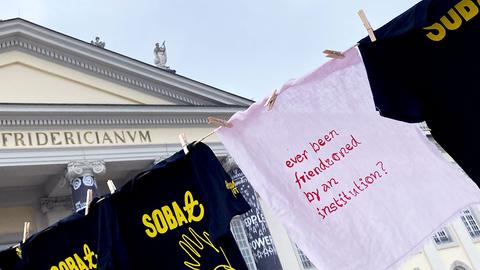 Beschriftete T-Shirts an der Leine aufgehängt vor dem Fridericianum in Kassel