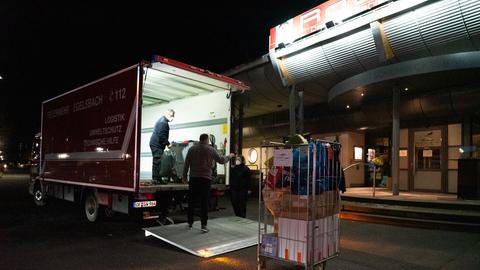 Der Lkw der Freiwilligen Feuerwehr Egelsbach wird mit Spenden beladen. 