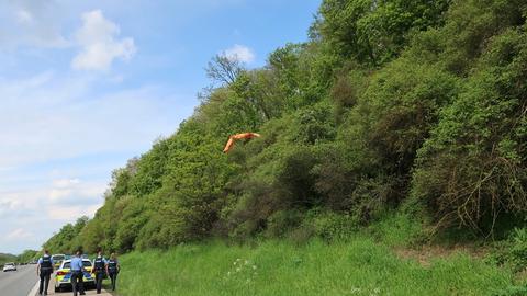 Die Feuerwehrkräfte beim Fallschirmabsturz.