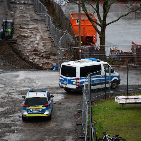 Polizeiautos auf Gelände am Fechenheimer Wald