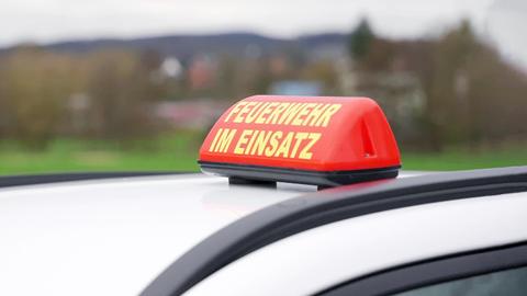 Nahaufnahme "Feuerwehr im Einsatz" auf Autodach.