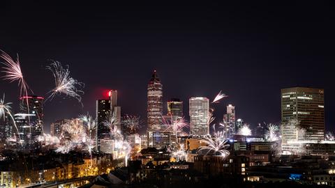 Feuerwerk über der Frankfurter Skyline.