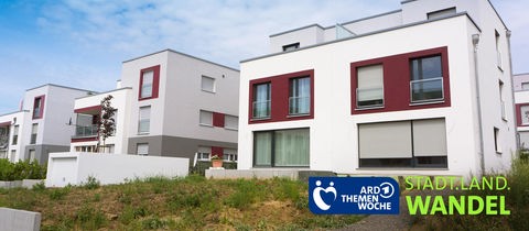 Neubausiedlung mit einigen fast fertigen Reihenhäusern nebeneinander