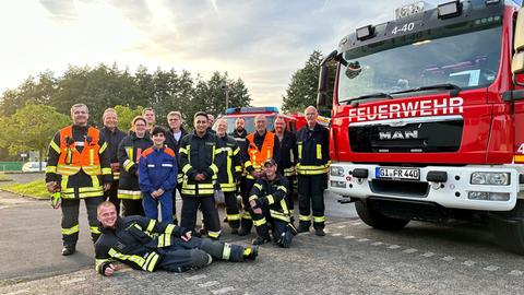 Die Truppe der freiwilligen Feuerwehr Rabenau-Mitte steht Schulter an Schulter und lächelt in die Kamera. 