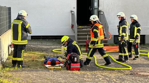 Die Truppe der Freiwillige Feuerwehr Rabenau-Mitte macht eine Brandübung.