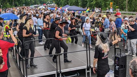 Eine Line-Dance-Gruppe unterhält die Gäste auf der 800-Jahr-Feier in Marburg.