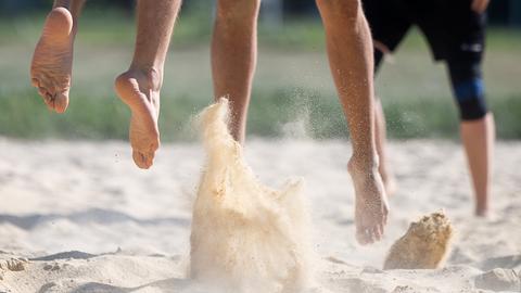Sand und die Füße von Beachvolleyball-Spielern