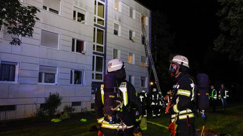 Das Feuer leuchtet hell in dem Wohnhaus in Schwalbach.
