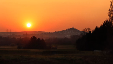 Blick auf die Burg Gleiberg bei Sonnenuntergang