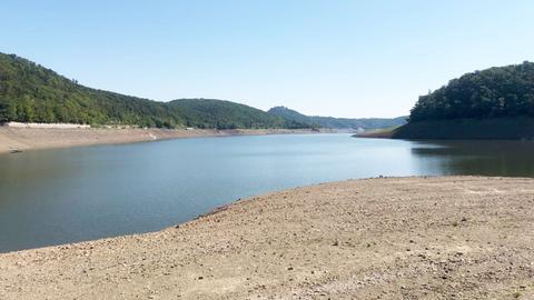 Großer See, umgeben von Sand- und Waldflächen