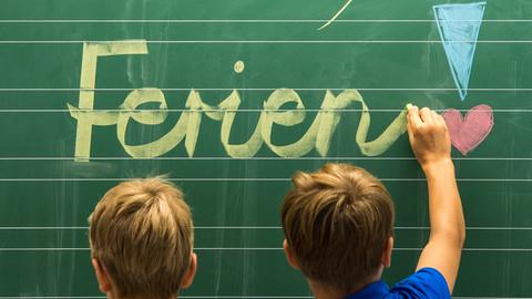 Tafel mit Schrift "Ferien"