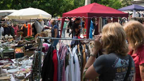 Verkaufsstände bei einem Flohmarkt